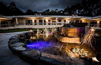 Hotel Foothills Conference Centre 4*