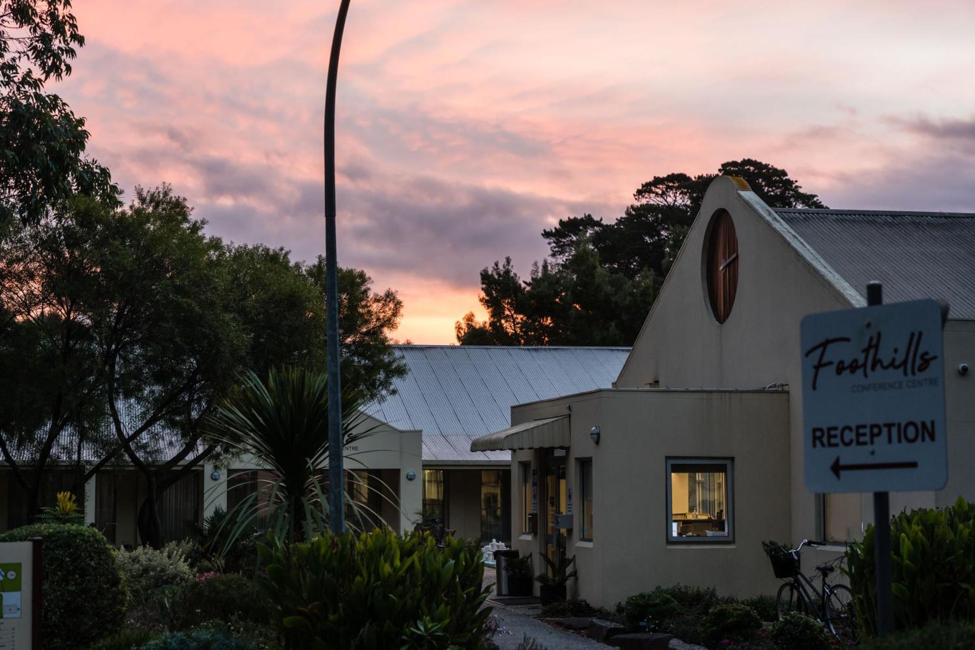 Hotel Foothills Conference Centre 4*