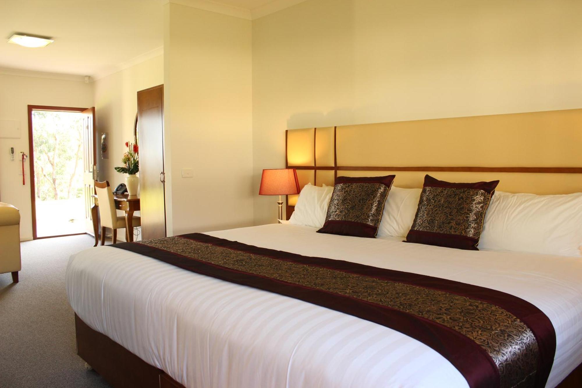 Hotel Foothills Conference Centre 4*