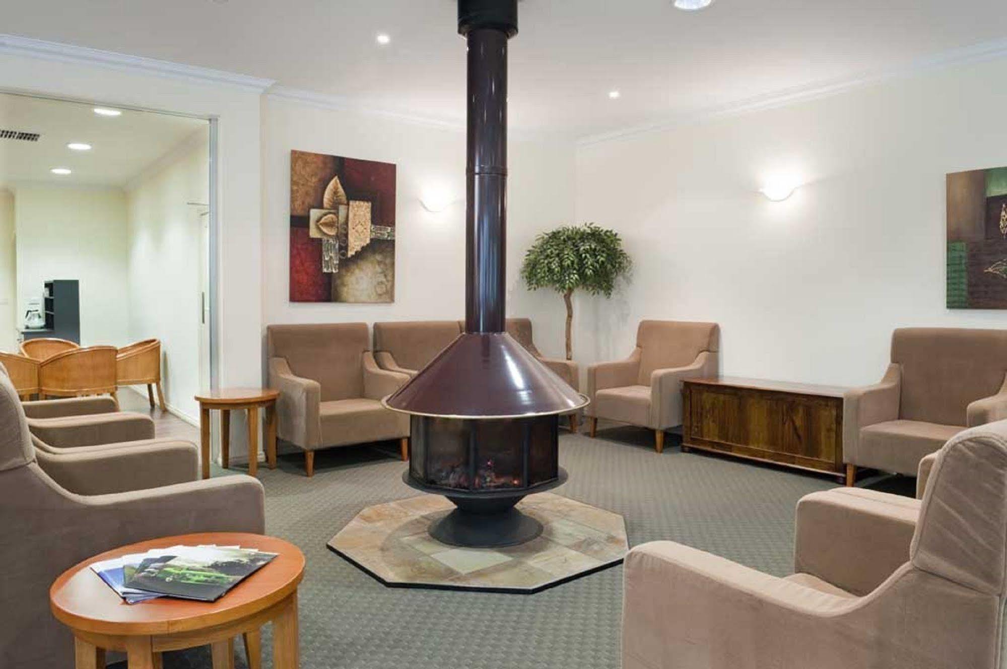 Hotel Foothills Conference Centre 4*